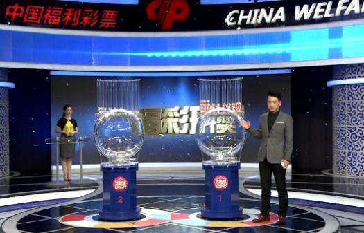 把锅里的热水，一瓢一瓢舀到木盆里。